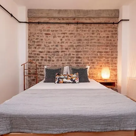 Cosy With Garden Balcony Διαμέρισμα *